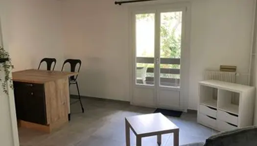 Studio meublé avec balcon 