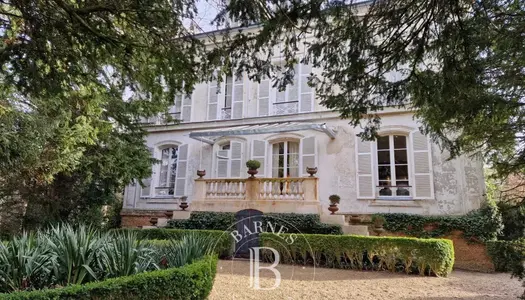 Garancières, maison de maitre et sa dépendance sur 6700m2 de terrain en plein centre.