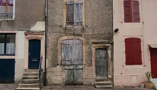 Vieille maison en ruine a vendre sur Stenay. Pour plus d'informations n'hésitez pas à contacter 