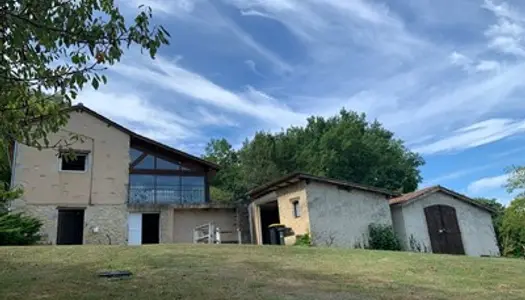 Maison en pierre de 88 m2 avec piscine, terrasse et jardin sur un terrain de 21 726 m2 