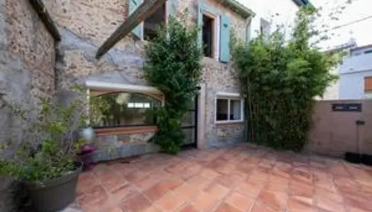 Maison de village avec grand patio 