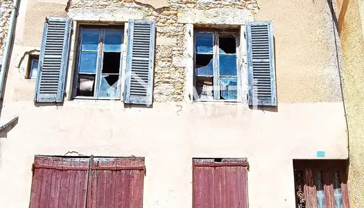 Maison de village située en plein coeur de Saint-Amour à rénover entièrement avec garage 