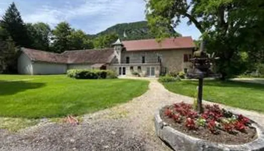 Propriété située dans le Bugey avec immense terrain et droit d'eau 