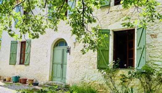 Belle maison en pierres restaurée avec garage et jardin 