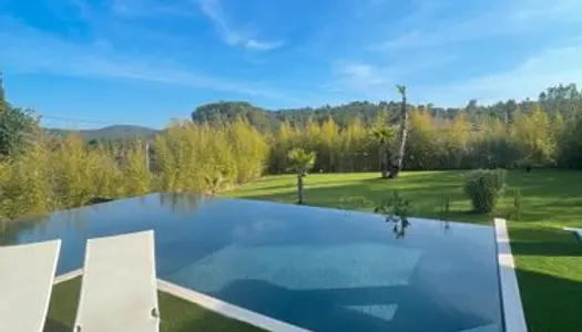 Villa avec piscine à débordement 