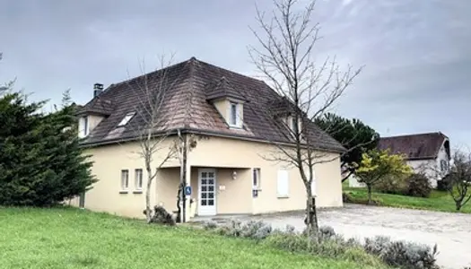 Vente maison de 1997 avec local professionnel, 5 pièces, sur terrain de 2195m2, VAUVILLERS 199 000 