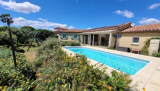 Villa de plain pied de 130 m² habitables sur 840 m² de terrain avec piscine et charmant ja 