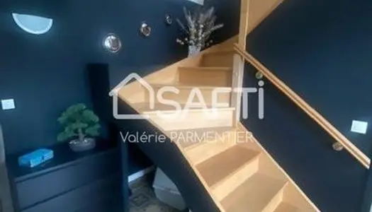 Venez découvrir cette maison pleine de charme rénovée avec goût, située dans une rue calme de B