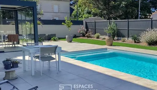 Maison contemporaine autour d'une terrasse paysagée avec piscine