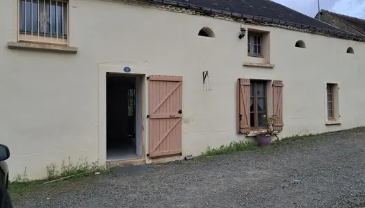 MAISON AVEC UNE CHAMBRE ET SALLE DE BAIN DE PLAIN PIED DANS LE BOURG DE FONTENAY SUR VEGRE A 15 KM 