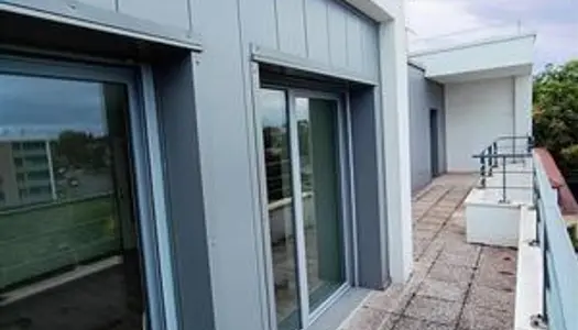 Résidence de 2012 - Spacieux T2 de 47 m² avec 17 m² de terrasse. 