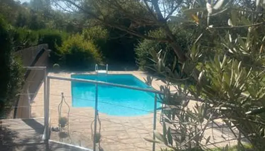 Maison de caractère en pierre avec piscine et vue panoramique : l'alliance parfaite entre Design et