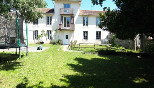 Maison familiale avec jardin clôturé proche commodités 