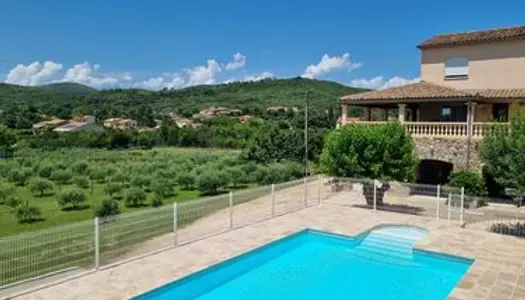 Propriété de 8576 m² avec maison, oliveraie, piscine