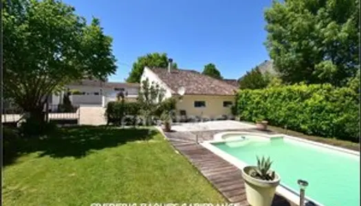 Dpt Charente Maritime (17), à vendre Proche Cognac, maison 125m² avec piscine, cabanon sur 2212m² 