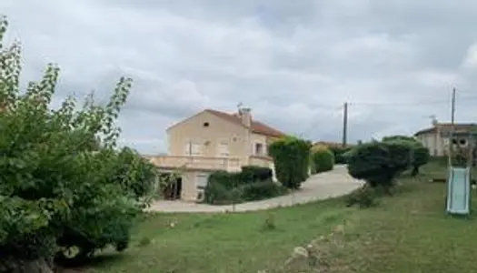 Jolie maison nichée dans un écrin de verdure vue mer et montagne 