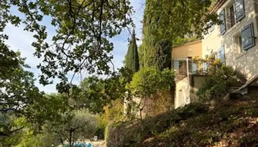 Maison de village à vendre à Ménerbes avec un jardin arboré, une piscine et une belle vue