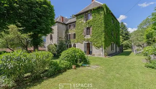 Château et dépendances dans un magnifique parc paysager 