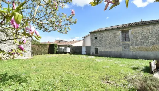 Dpt Charente Maritime (17), à vendre ARCHIAC maison 3 chambres jardin, préau, dépendances + 