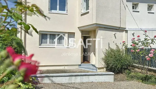 Maison familiale sur deux niveaux avec cour. 