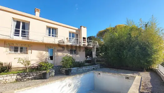 Maison de 128m2 avec jardin et piscine proche du centre