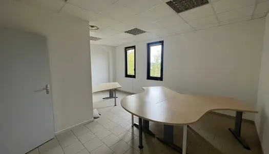 Location Bureau 90 m² à Peyrolles-en-Provence 930 € CC /mois