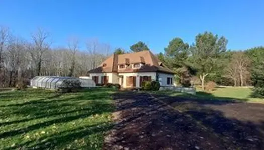 Villa périgourdine traditionnelle avec piscine chauffée, dans un