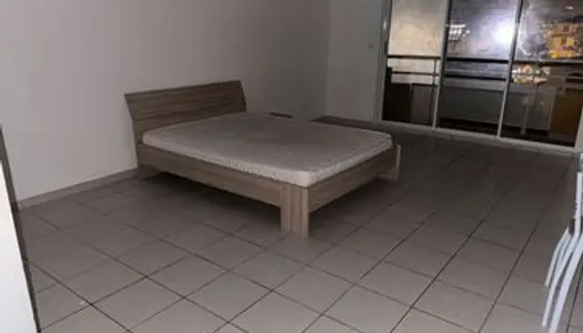 Studio meublé avec balcon à louer 