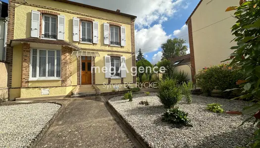 Maison bourgeoise sur 1078m2 de terrain clos. 