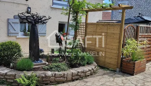 Maison centre du village avec terrain et garages