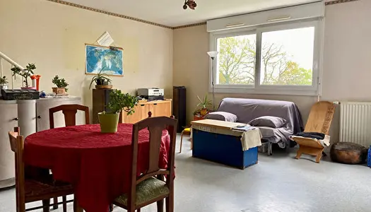 A vendre appartement expose Sud duplex de trois pieces dans le centre de Combourg