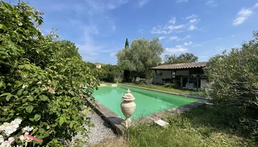 Maison de plain-pied avec piscine dans un hameau paisible 