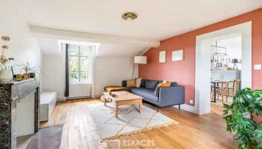 Appartement rénové et meublé au dernier étage d'une demeure du 19ème siècle à Albigny sur 