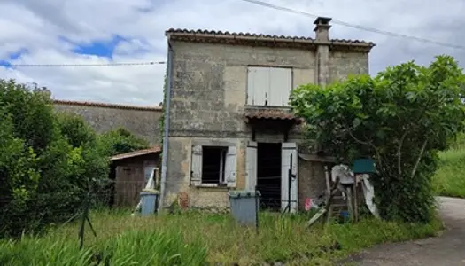 Maison pierre avec jardinet 