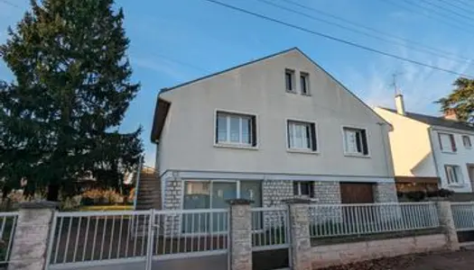 Maison à vendre en plein centre ville de saint jean de la ruelle