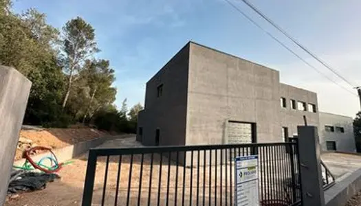 Location Hangars pour stockage et bureaux Camp Laurent derrière Castorama 