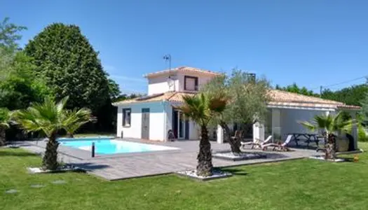 Une Villa exceptionnelle - avec grand Jardin, Piscine et double Garage