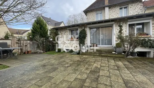 Maison en pierre de 6 pièces en centre-ville d'Ollainville