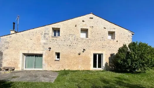 Coup de Coeur pour cette maison T6 rénovée d'environ 171 m2 au coeur de Plassay, proche de l'écol