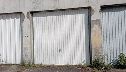 Vends garage fermé a cle. 12,50 mètres carré. L:4,90m l: 2,54m H: 2m 