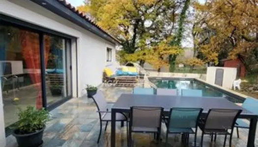 Proche Alès maison neuve de plain-pied avec piscine