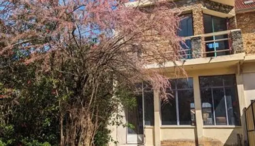 Quartier du Louvre, maison en meuliere de type F6 