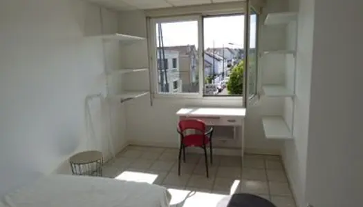 Chambre meublée en colocation de filles