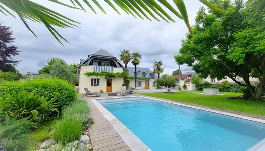 A deux pas du centre de Lestelle-Bétharram, cette charmante maison béarnaise de 230m² réce 