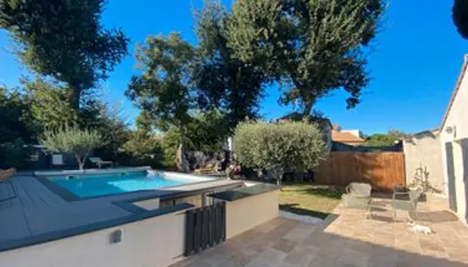 Maison calme et heureuse de 90 m2 baignée de soleil avec 3 grands arbres et une piscine 