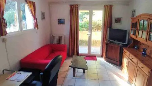 Rez de villa, T2 meublé, terrasse,1 place pour 1véhicule