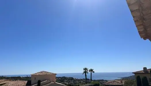 Villa d'architecte de 328m² à rénover avec vue sur la mer et le golf à Sainte-Maxime 