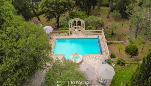 Villa familiale avec piscine dans un environnement verdoyant 