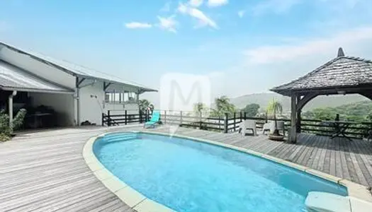 Dpt Guyane (973), à vendre REMIRE-MONTJOLY maison T4 de 177m² avec piscine et vue mer sur un 