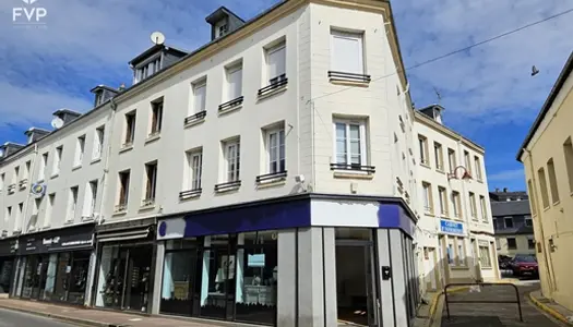 Immeuble rénové - Beaux duplex et local commercial 